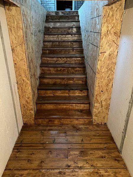 Newmarket, ON L3Y 6H7,1056 Wayne DR E #Basement