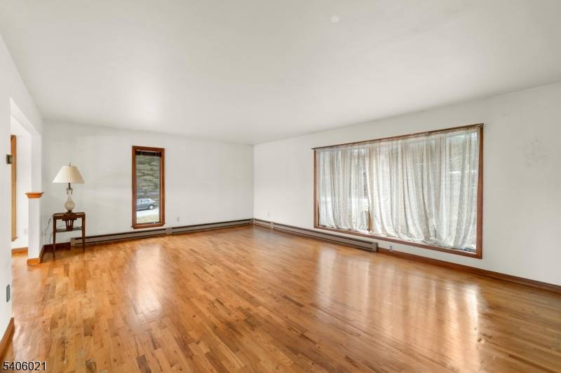 Vernon Twp., NJ 07418,18 Valley Dr W