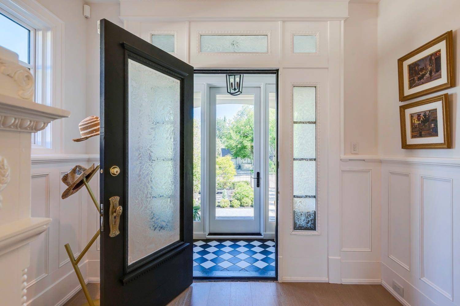 Calgary, AB T2T 3N3,1927 12 ST SW