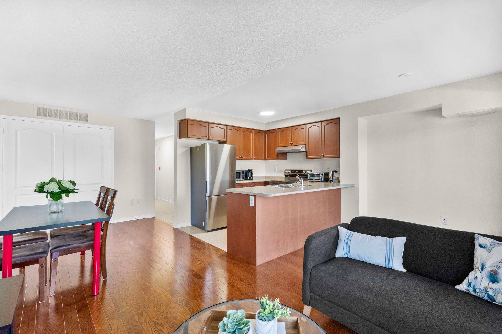 Toronto E04, ON M1L 0E7,649E Warden AVE #27