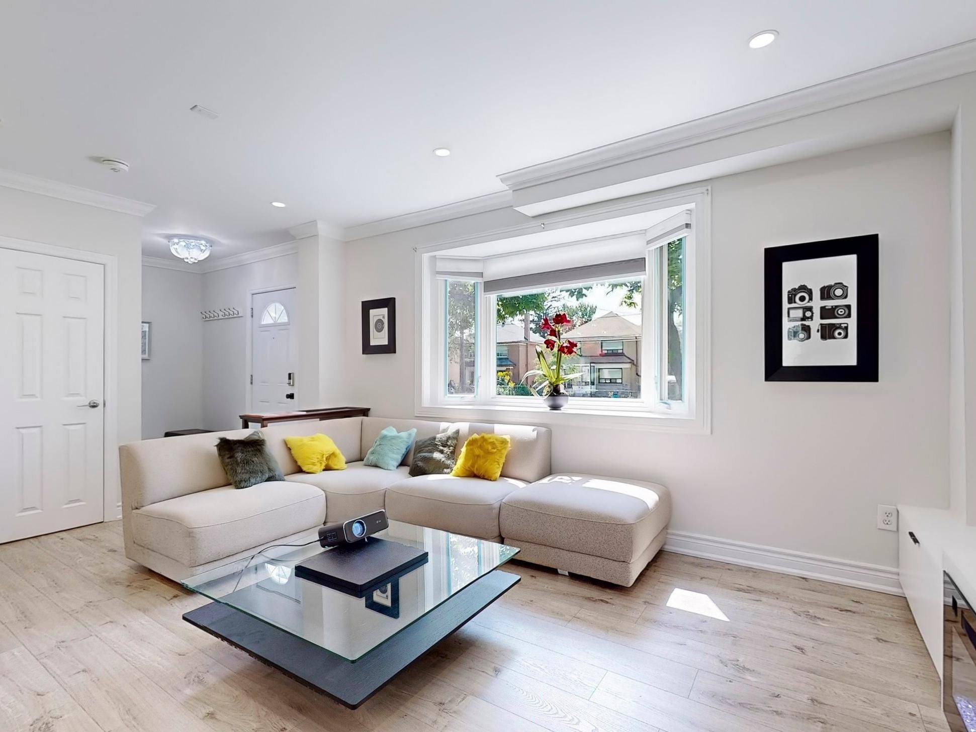 Toronto E04, ON M1L 3H6,657 Pharmacy AVE