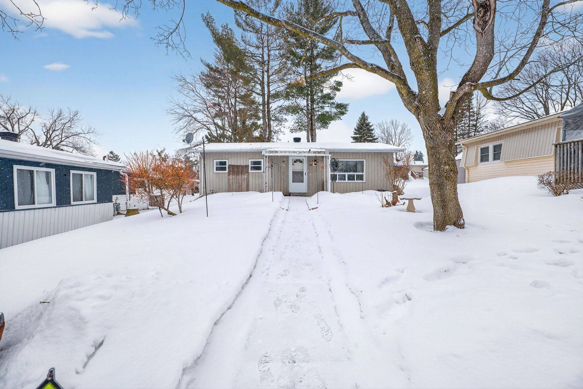 Innisfil, ON L9S 1R1,16 Mimosa CRES