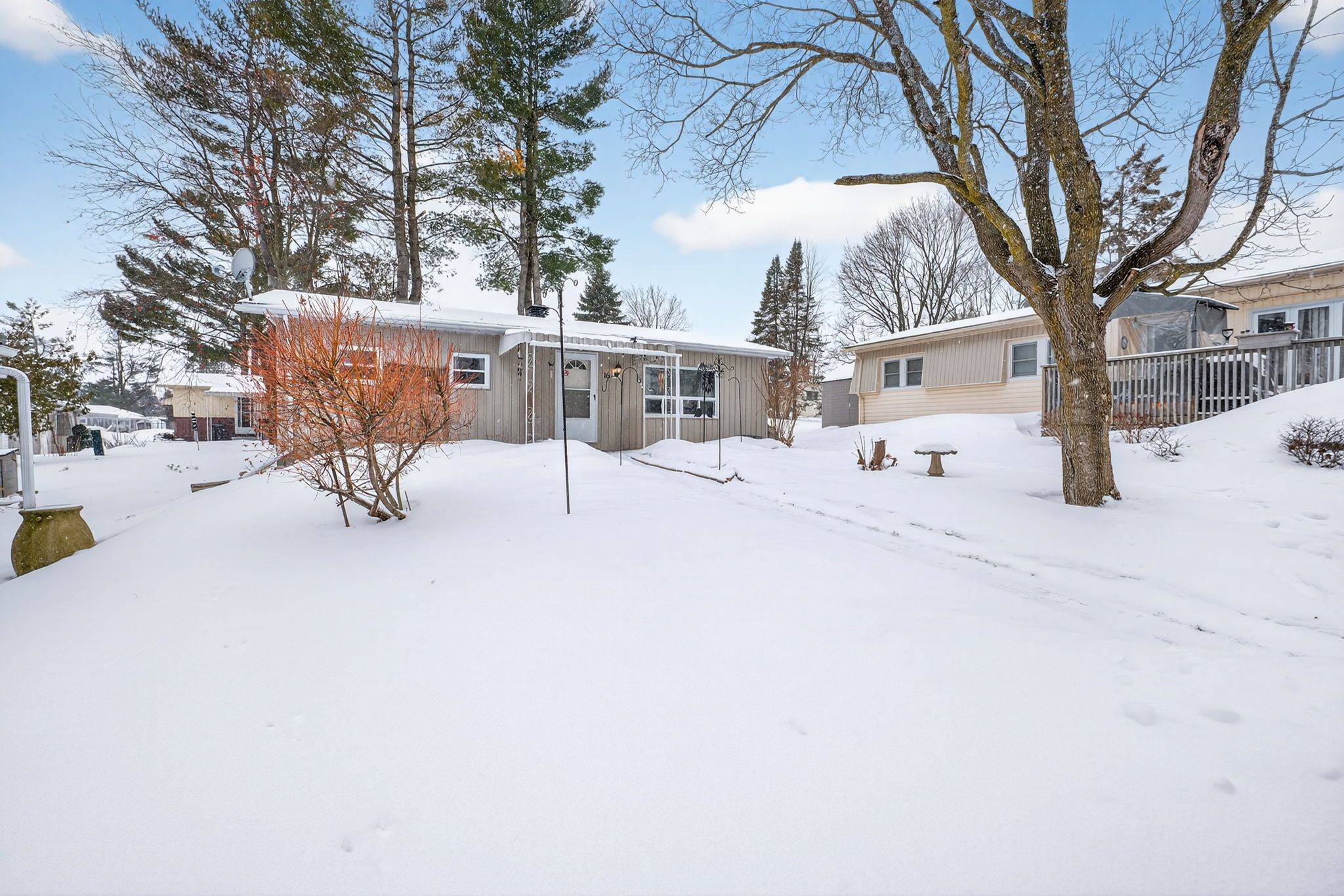 Innisfil, ON L9S 1R1,16 Mimosa CRES