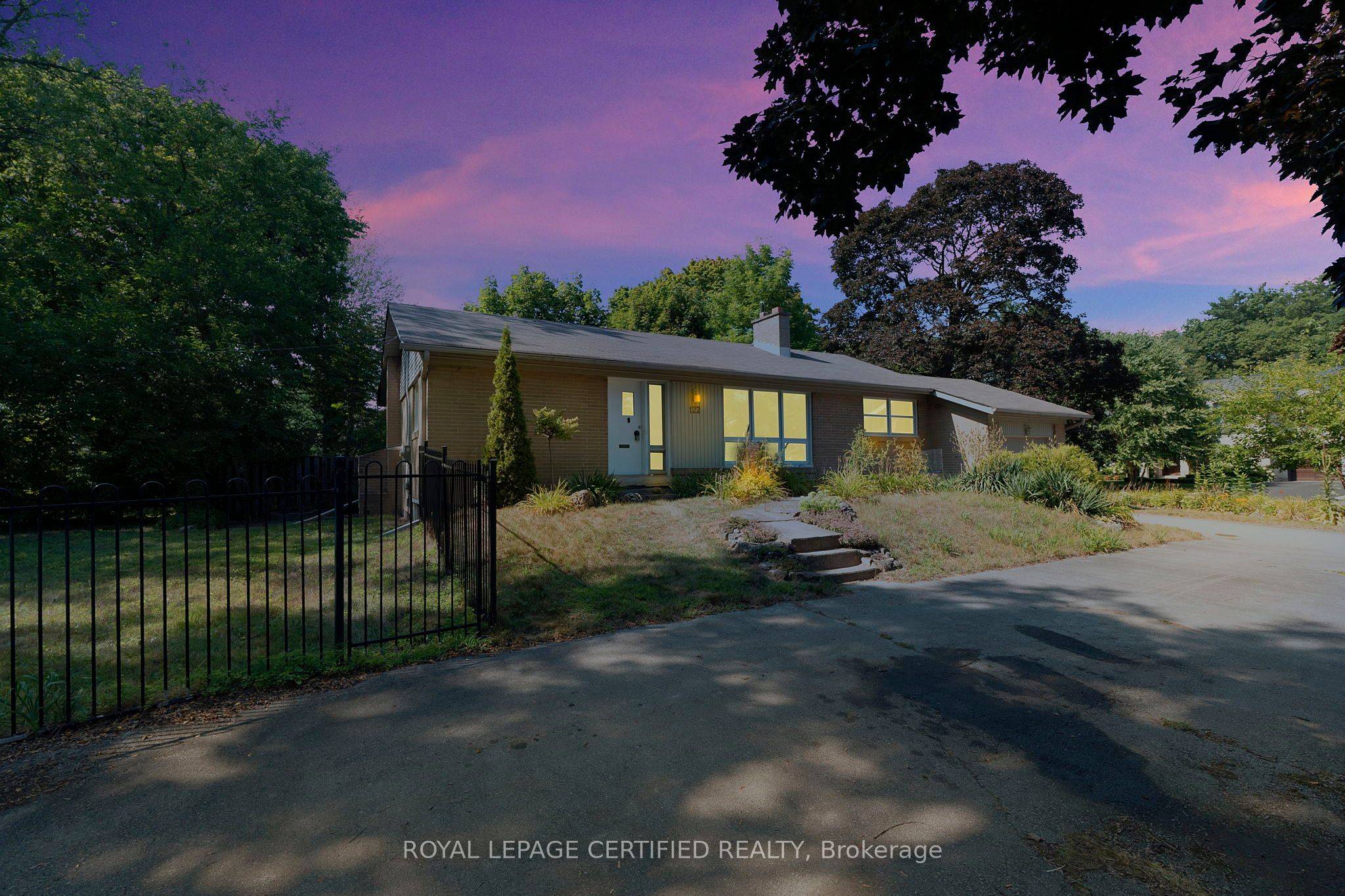 Oakville, ON L6L 1L3,122 Selgrove CRES