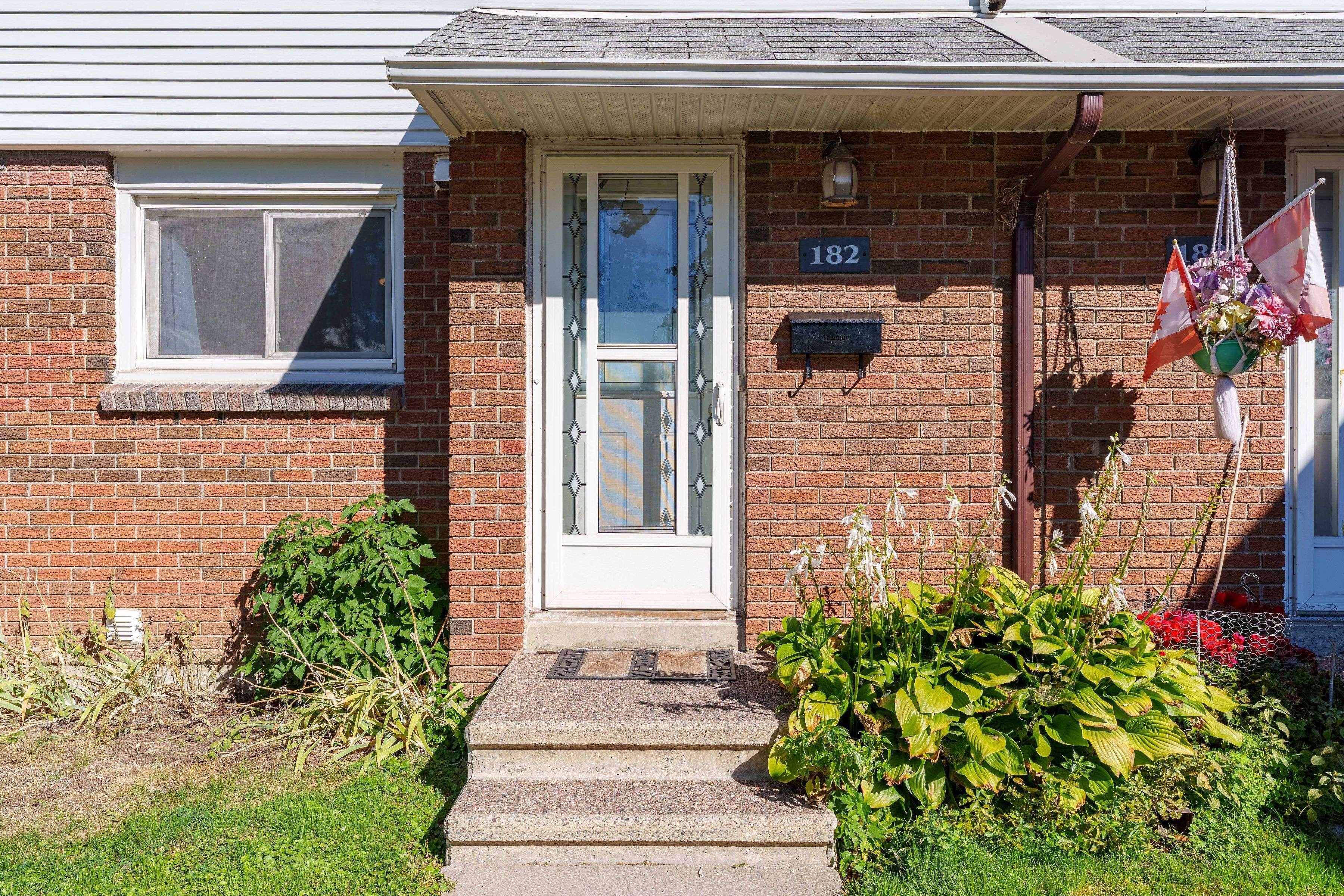 Parkway Park - Queensway Terrace S And Area, ON K2H 7L2,1045 MORRISON DR #182