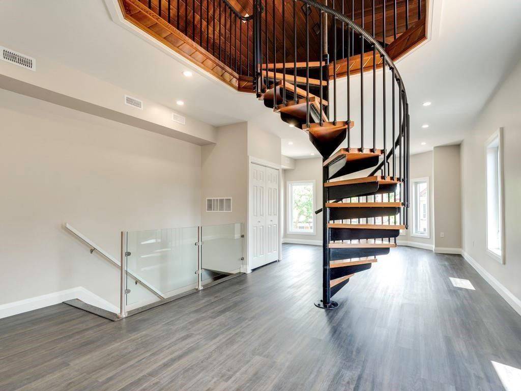 Hamilton, ON L8L 5E9,201 Victoria AVE N #2