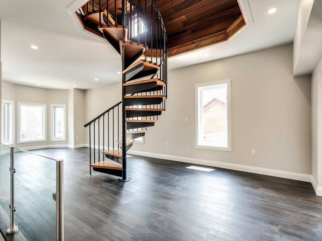 Hamilton, ON L8L 5E9,201 Victoria AVE N #2