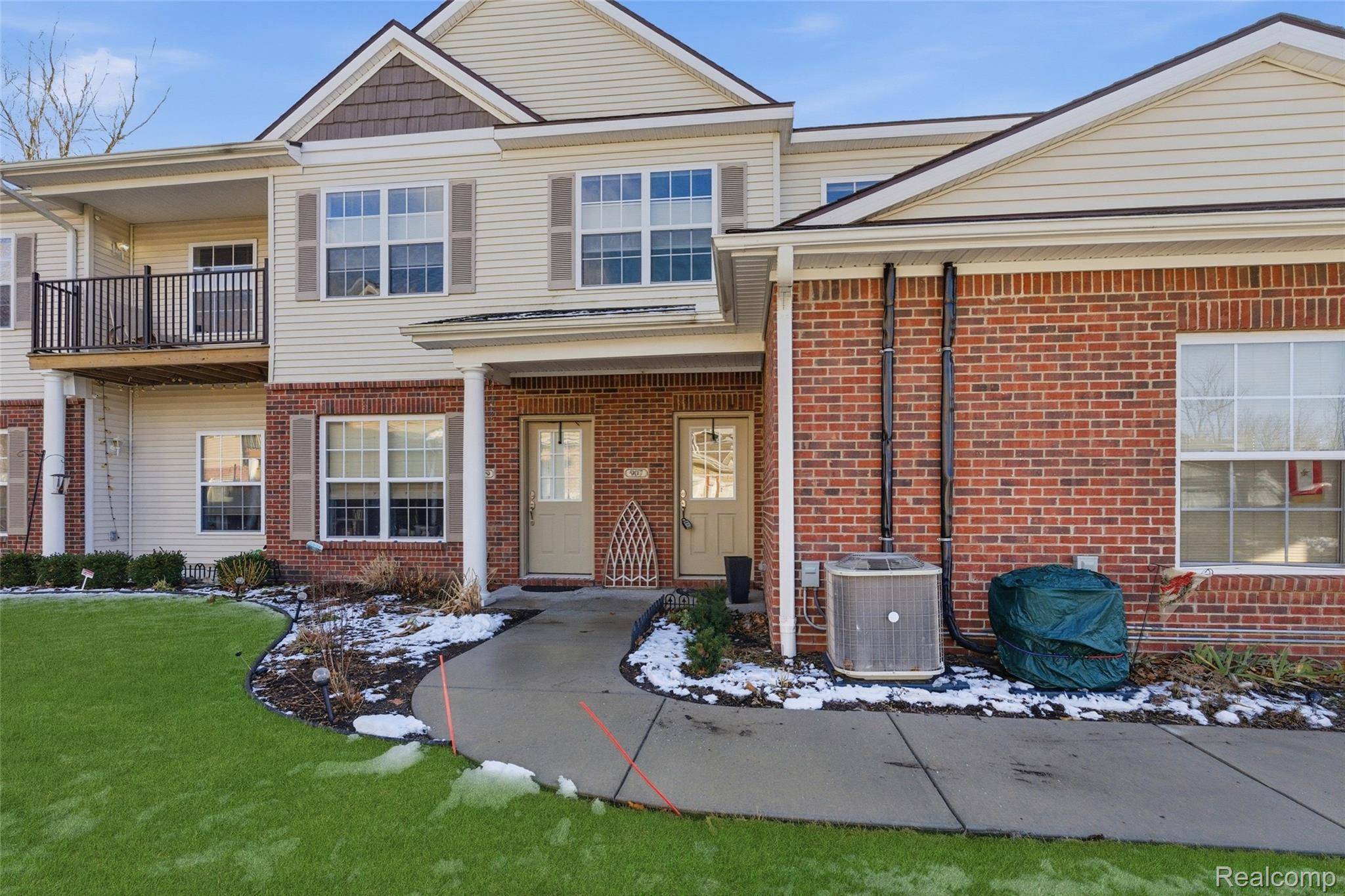 Fenton, MI 48430,907 Watercress LN