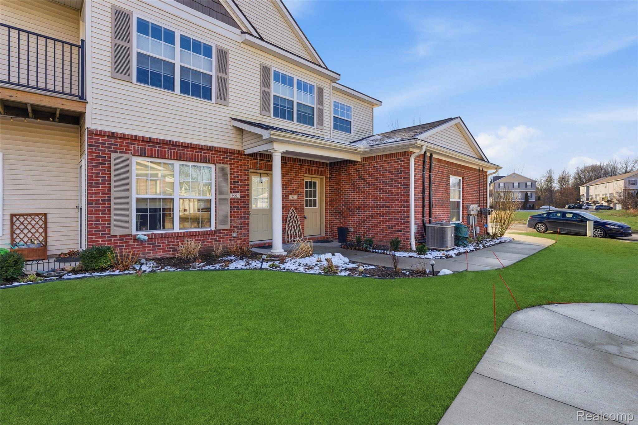 Fenton, MI 48430,907 Watercress LN