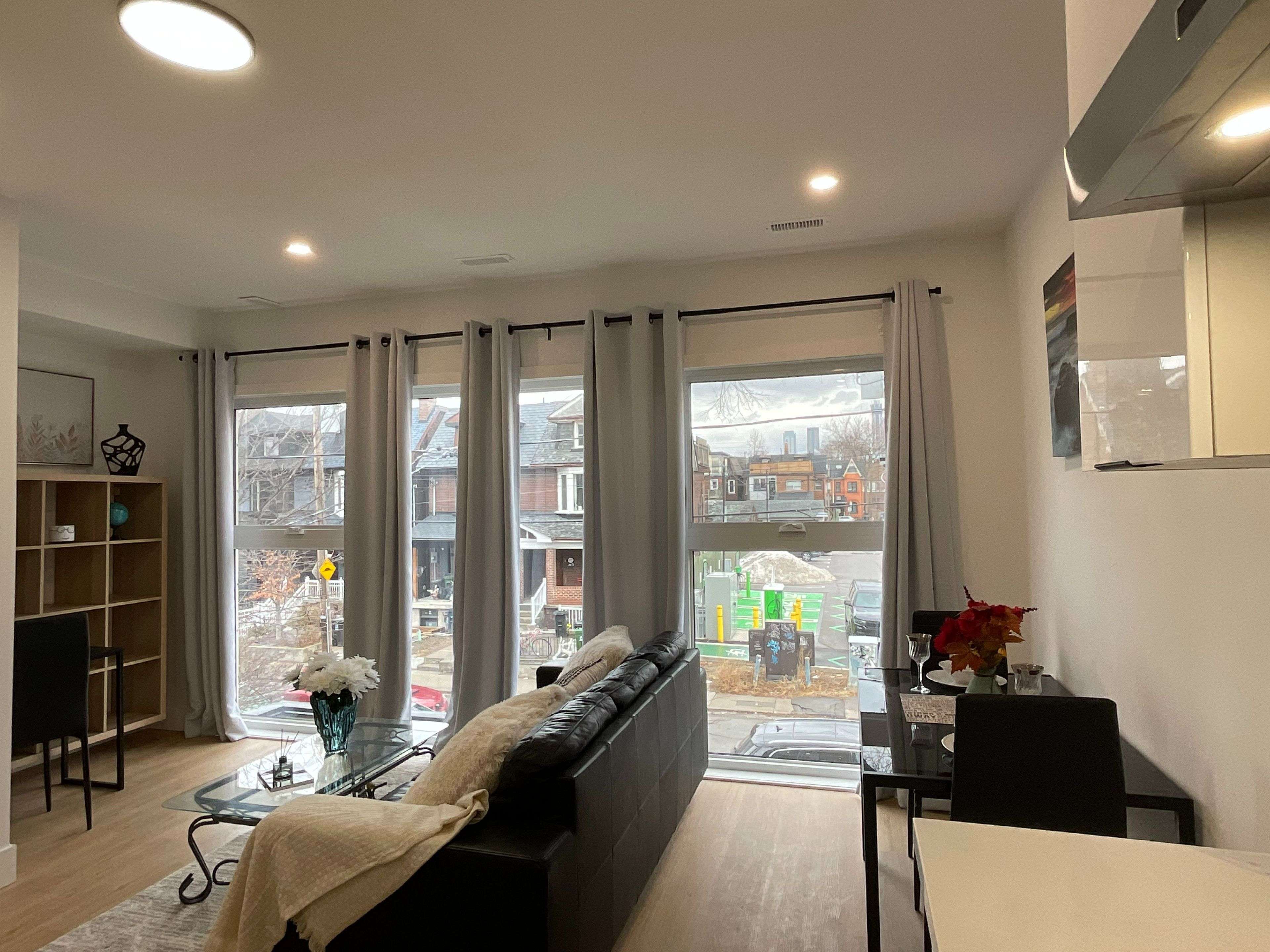 Toronto C02, ON M6G 2W4,674 Manning AVE #Unit #3 Second floor