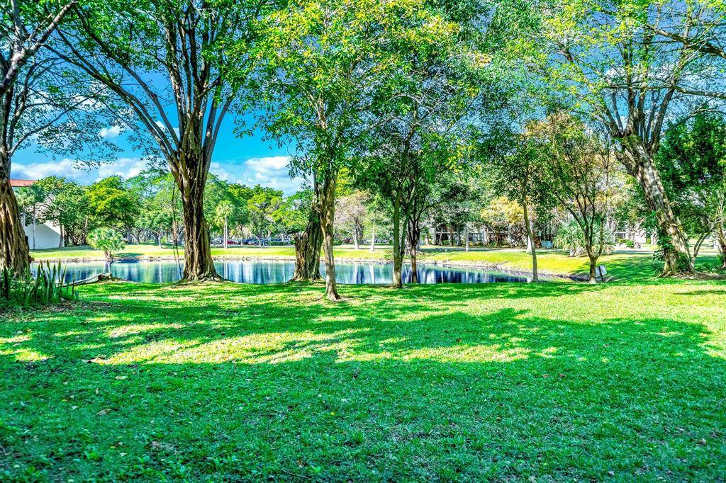 Pompano Beach, FL 33069,2214 S Cypress Bend Dr #106