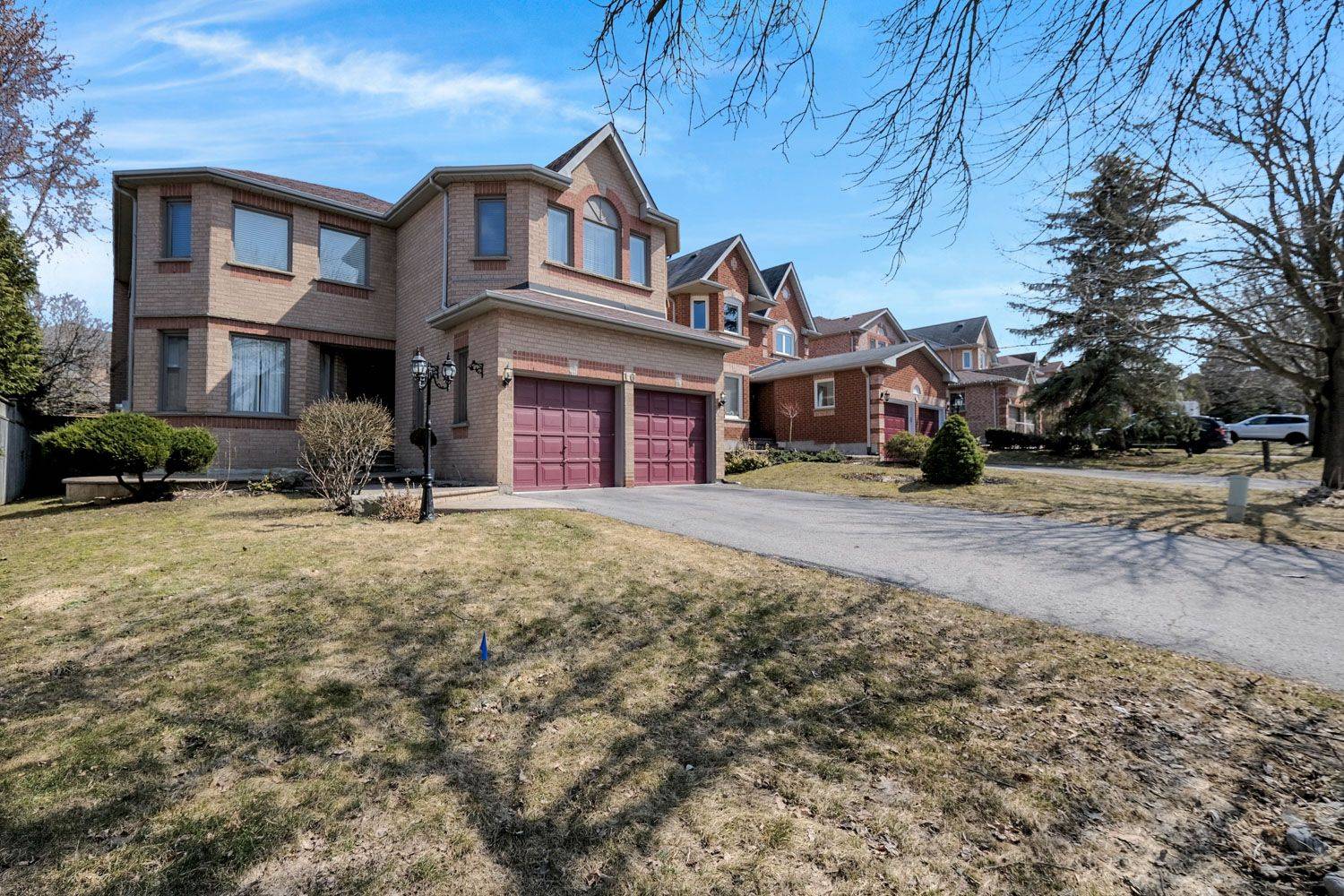 Aurora, ON L4G 6N9,10 Chiswick CRES