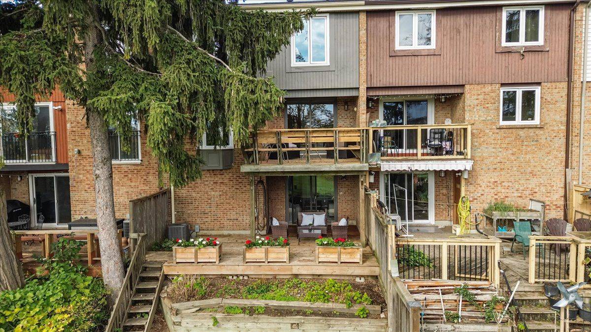 Mississauga, ON L5C 3J5,1464 Credit Woodlands CT