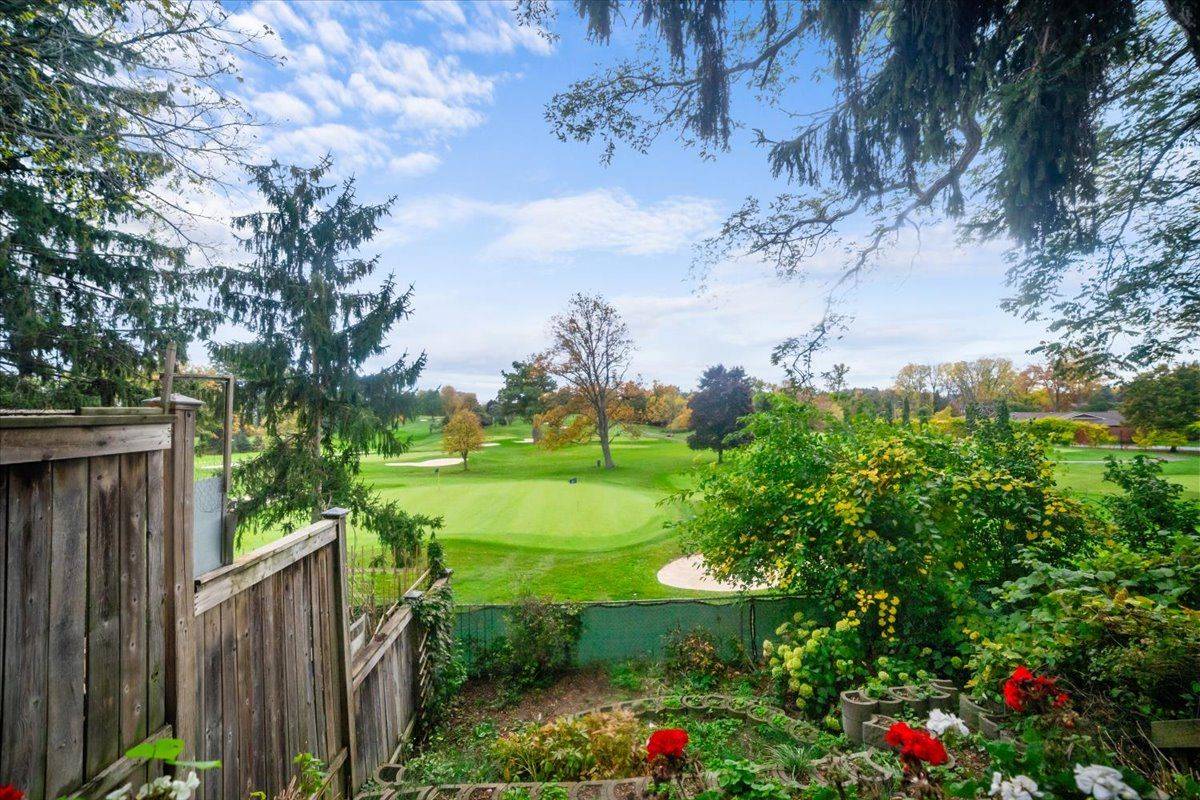 Mississauga, ON L5C 3J5,1464 Credit Woodlands CT