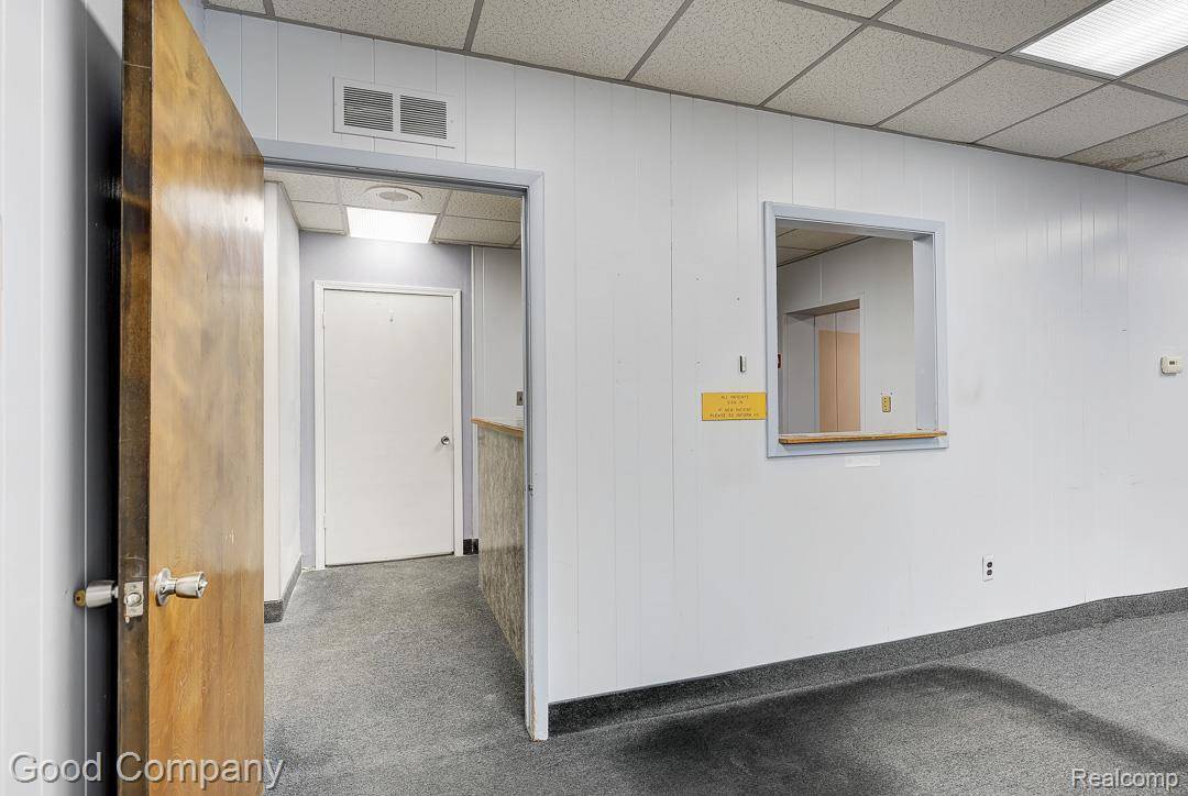 Redford, MI 48240,26095 W 6 Mile RD