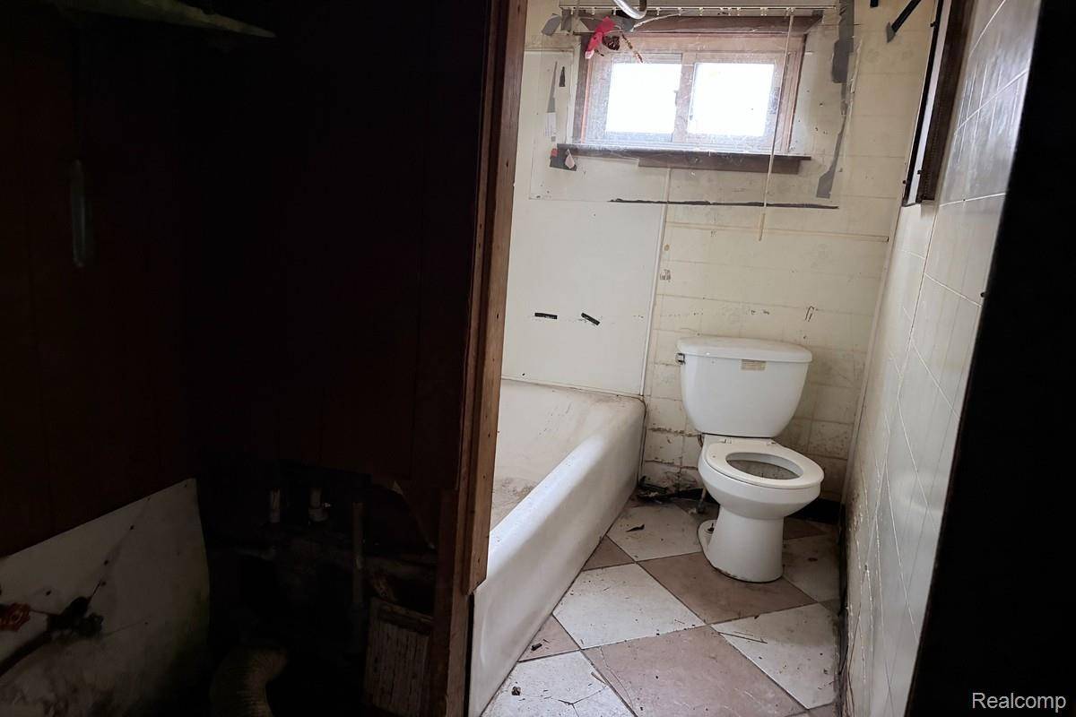 Detroit, MI 48228,8222 Decatur ST