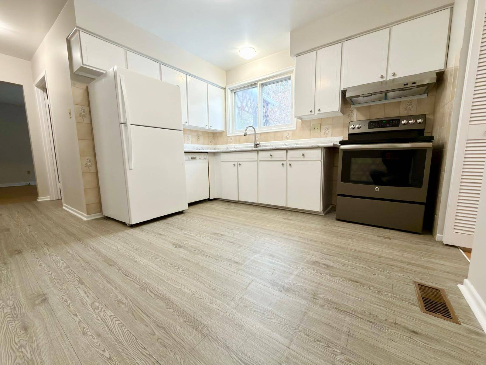 Toronto C13, ON M3A 2K3,125 Underhill DR