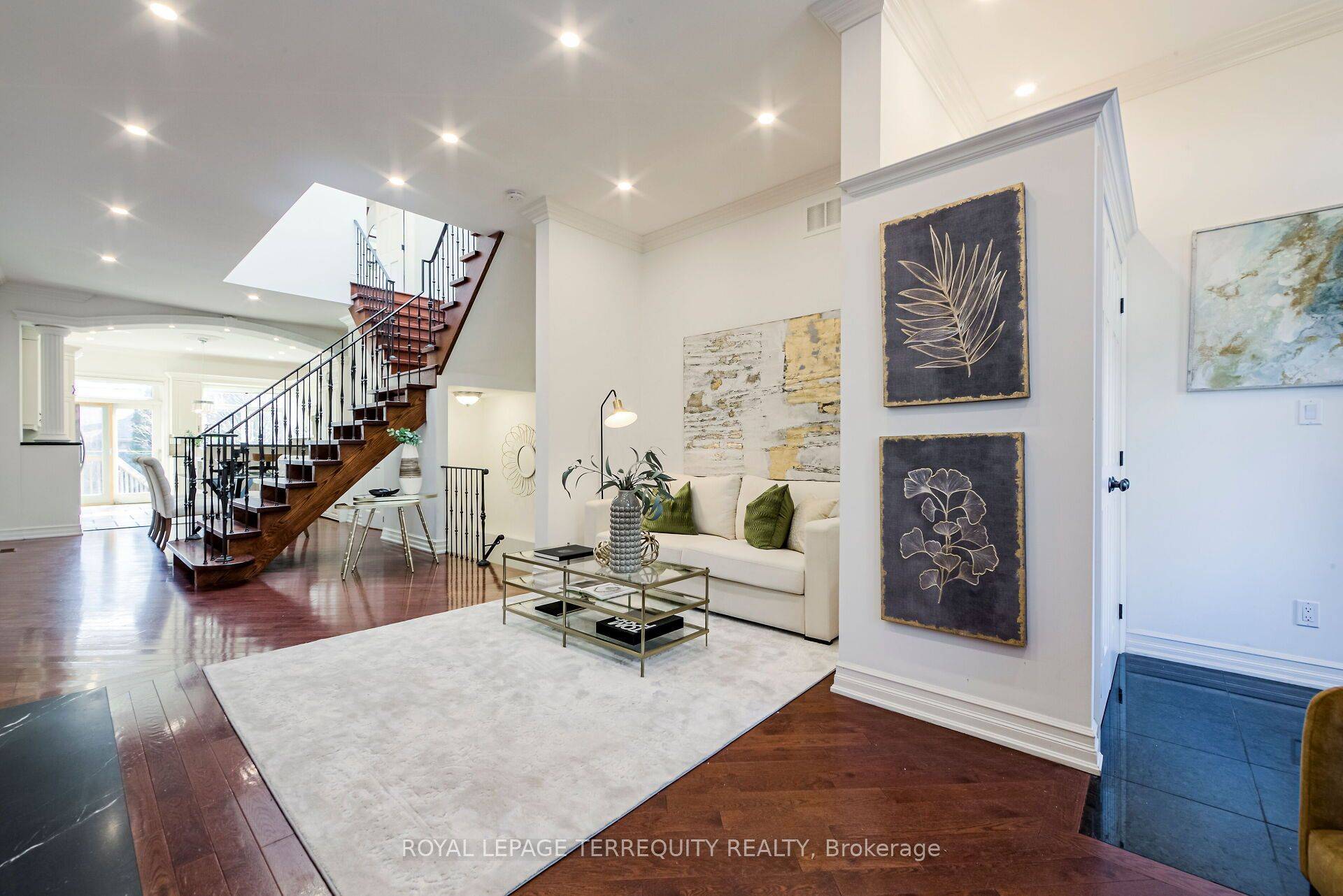 Toronto C01, ON M5S 2P6,329 Lippincott ST