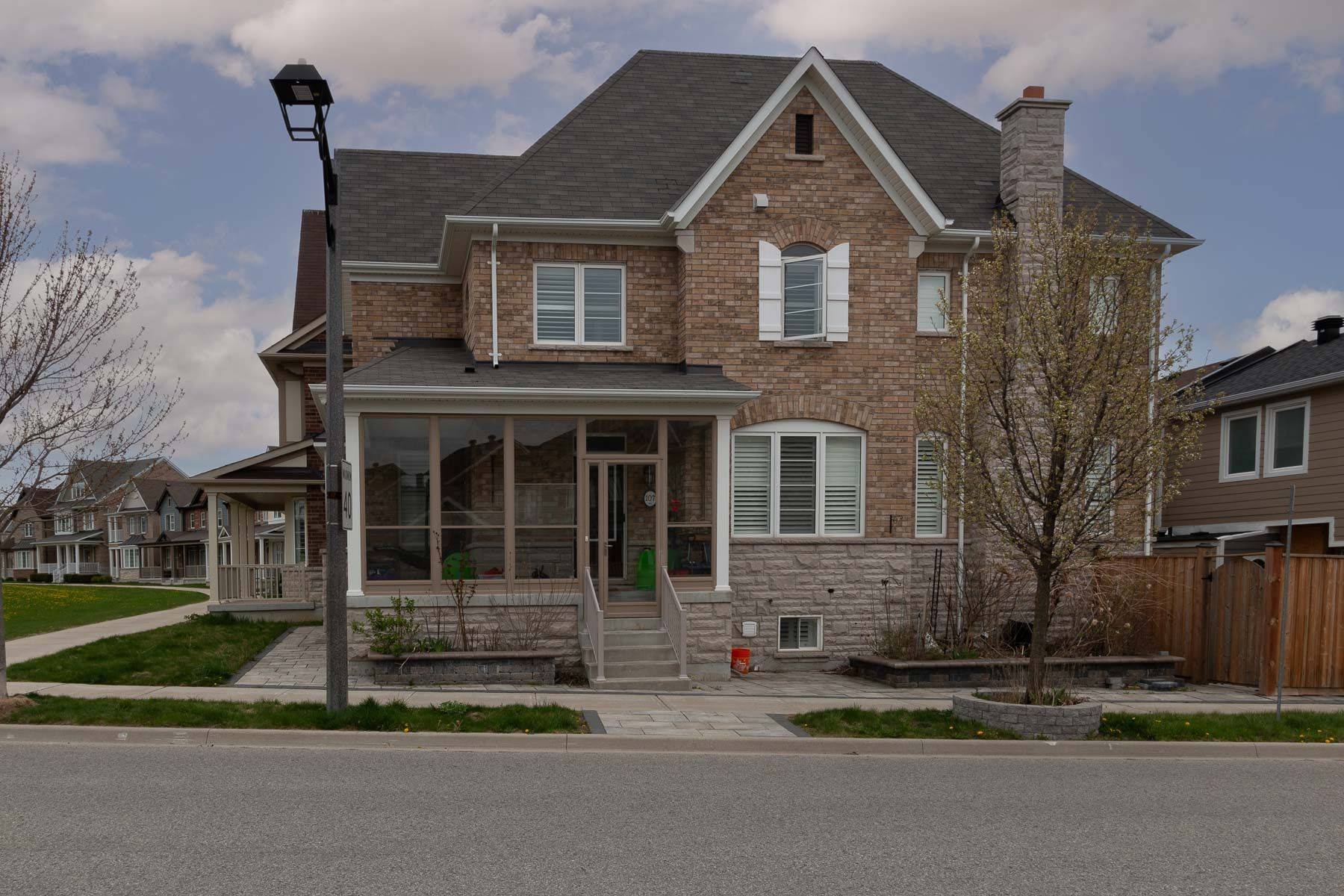 Markham, ON L5B 0Y6,107 Lawrence Pilkington AVE