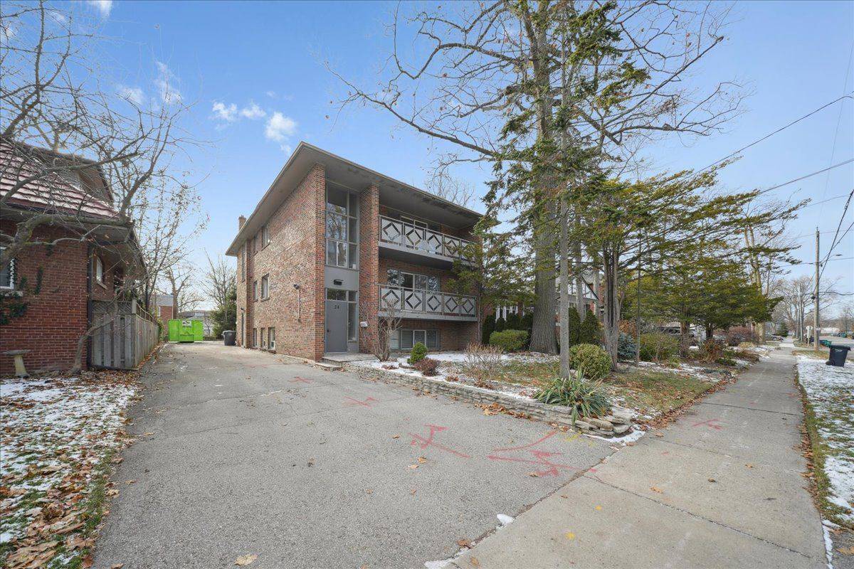 Mississauga, ON L5G 3L7,24 Oakwood AVE