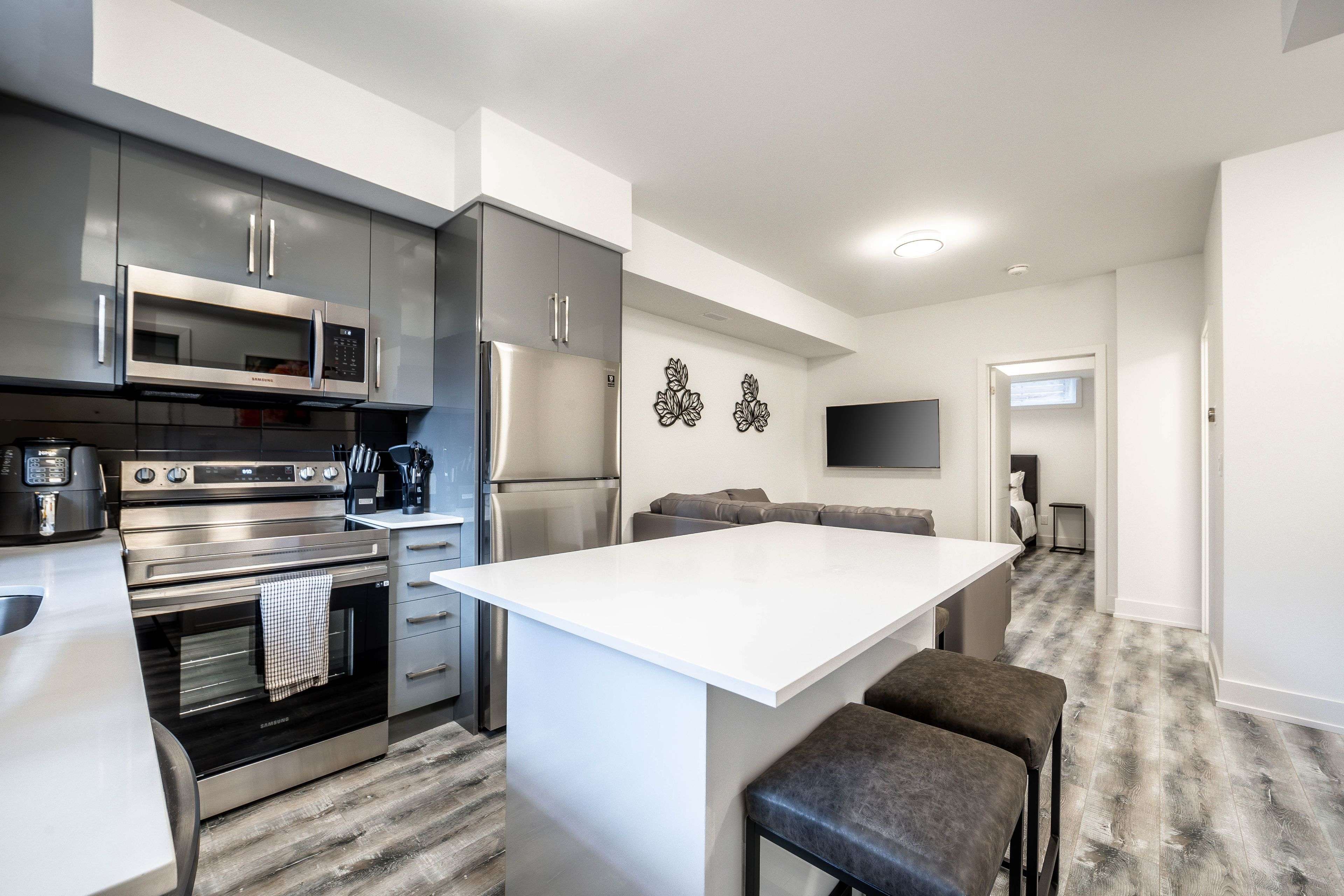 Niagara Falls, ON L2G 0Z7,6065 Mcleod RD #114