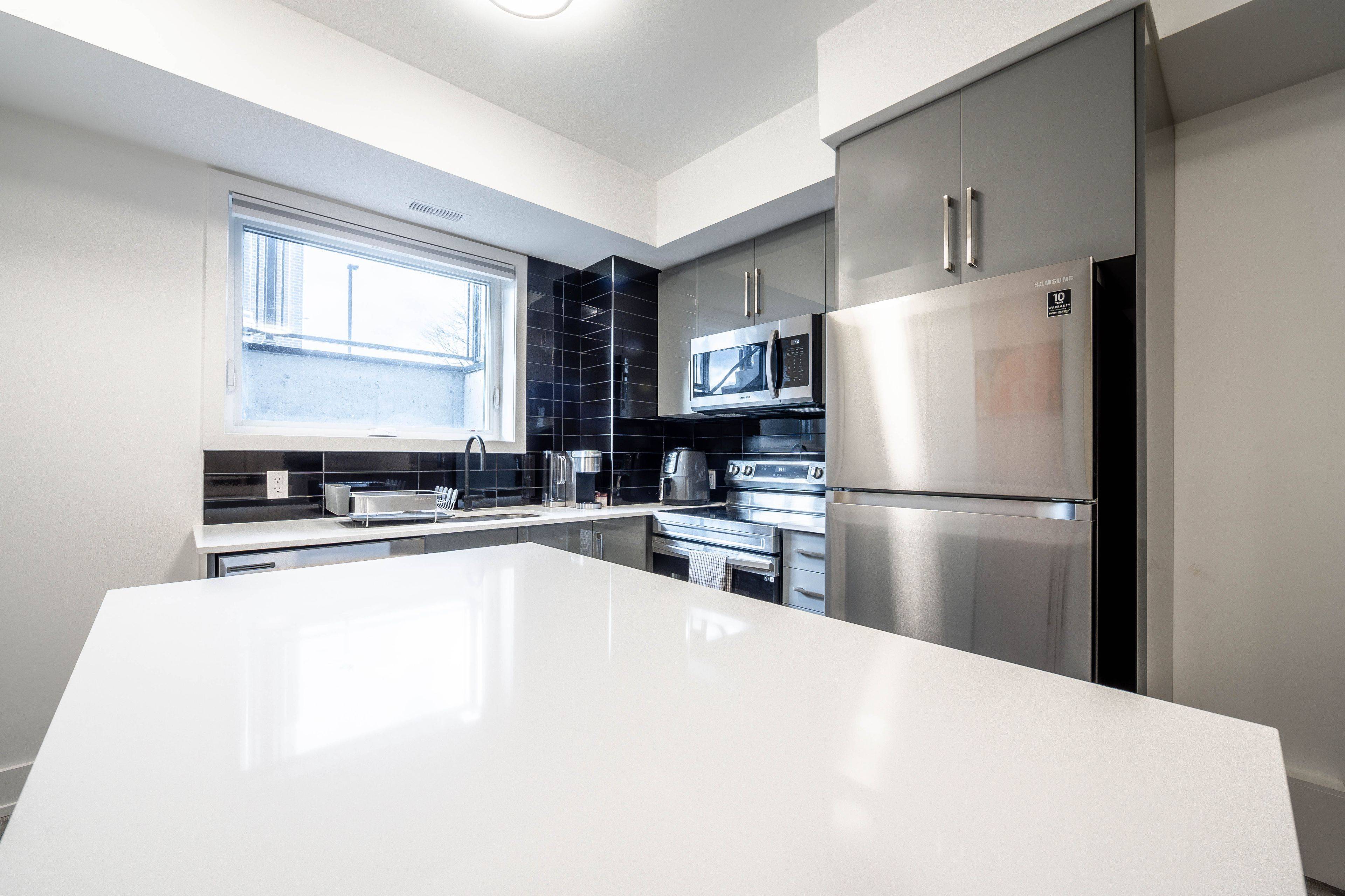 Niagara Falls, ON L2G 0Z7,6065 Mcleod RD #114