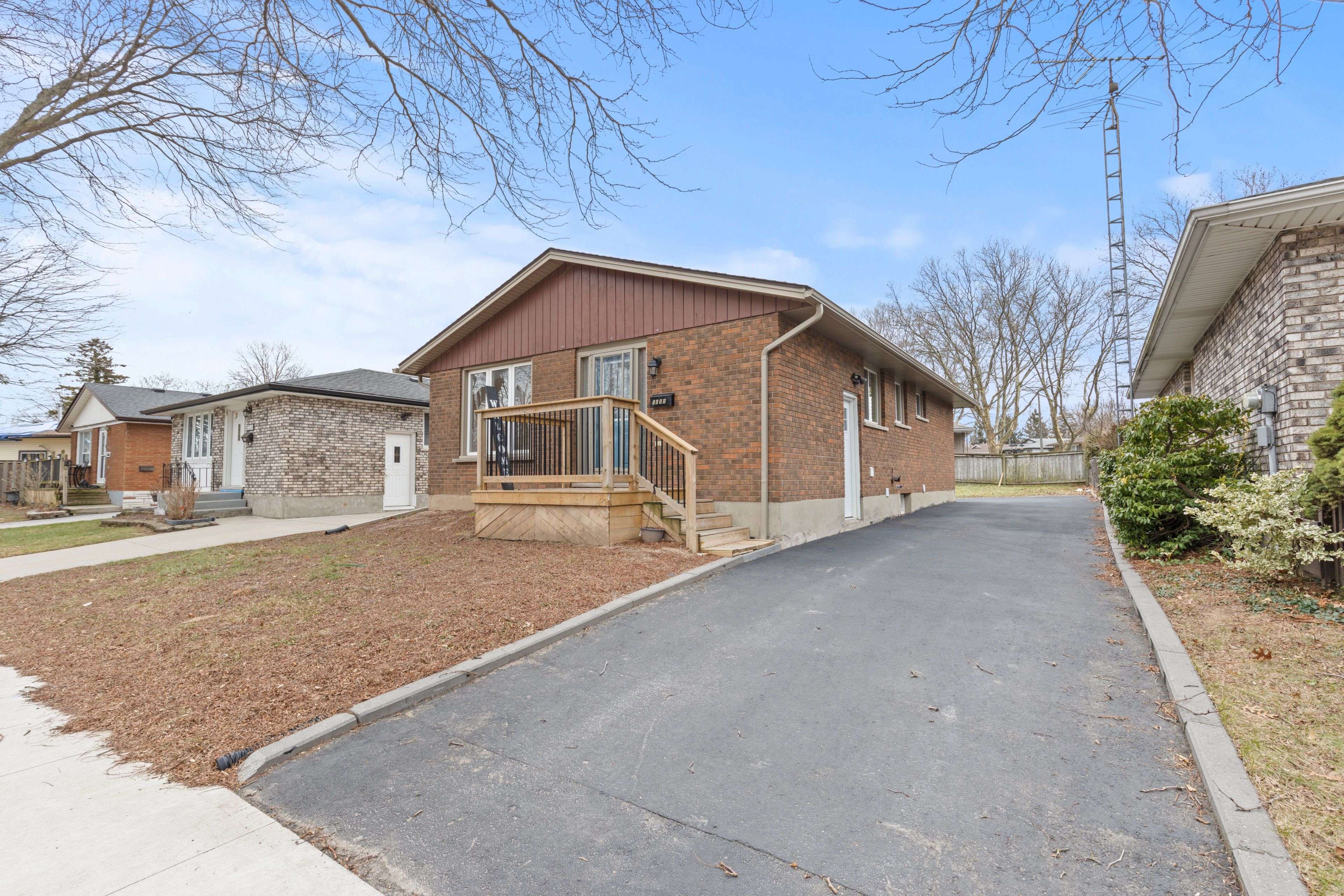 Niagara Falls, ON L2J 3L2,5698 Heritage DR