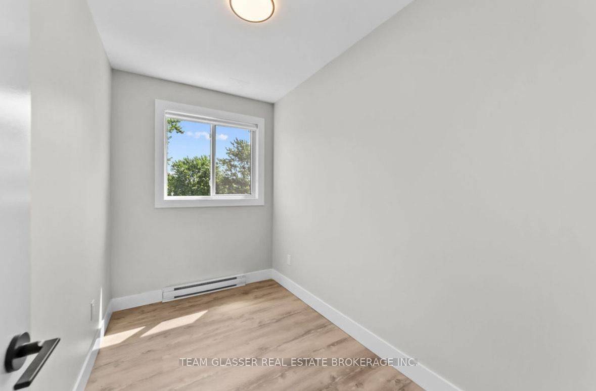 London South, ON N5Z 3A8,400 SCENIC DR #13