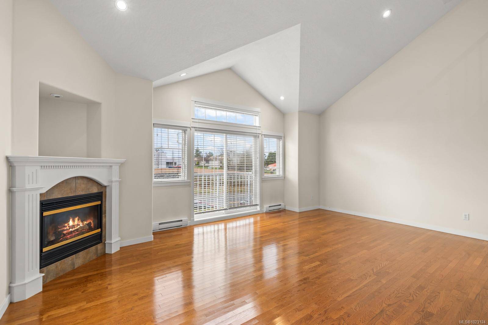 Saanich, BC V8X 5M4,4079 Douglas St #5