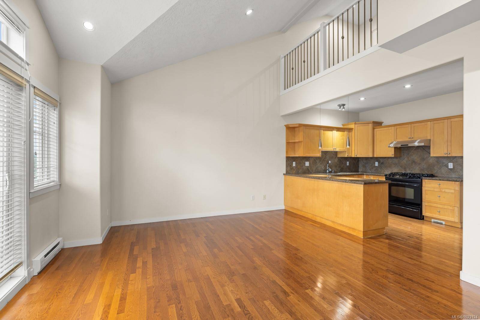 Saanich, BC V8X 5M4,4079 Douglas St #5