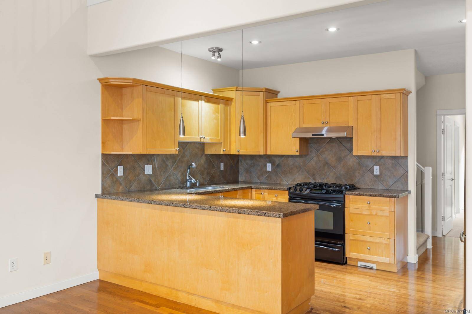 Saanich, BC V8X 5M4,4079 Douglas St #5