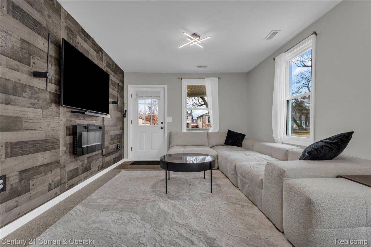 Dearborn Heights, MI 48125,4693 Universal ST