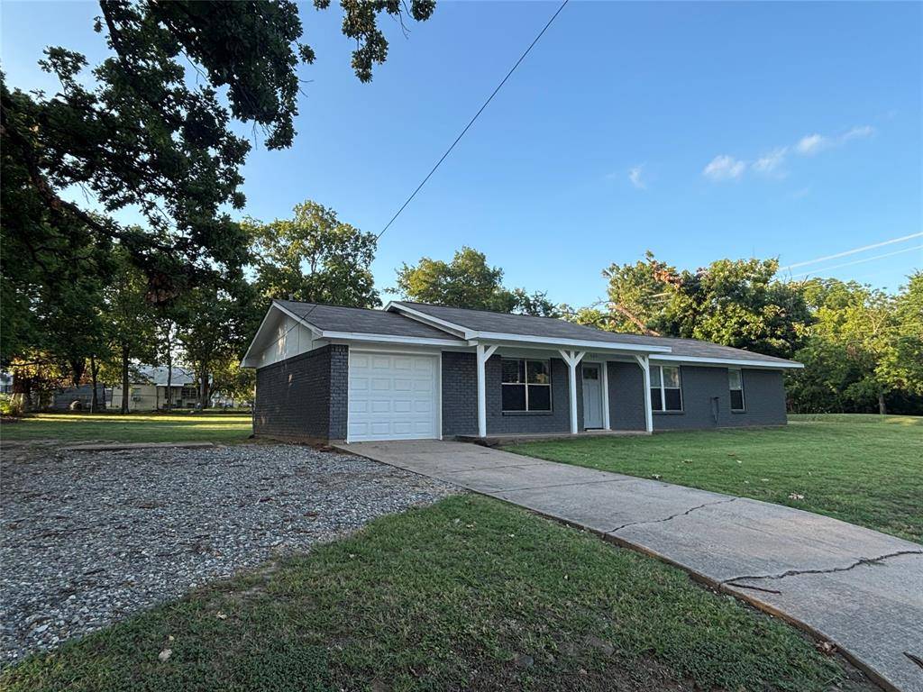 Bonham, TX 75418,423 E 5th Street