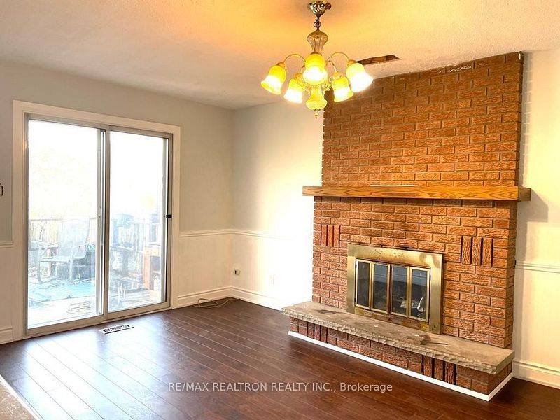 Whitby, ON L1N 8H2,3 Mowat CT