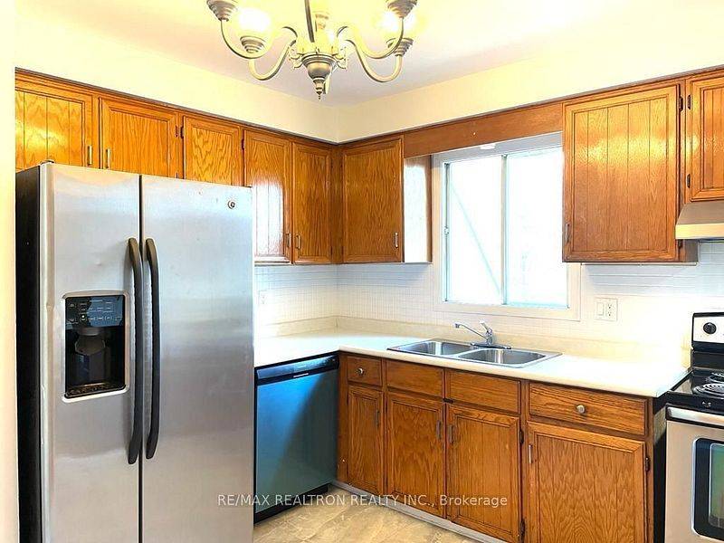 Whitby, ON L1N 8H2,3 Mowat CT