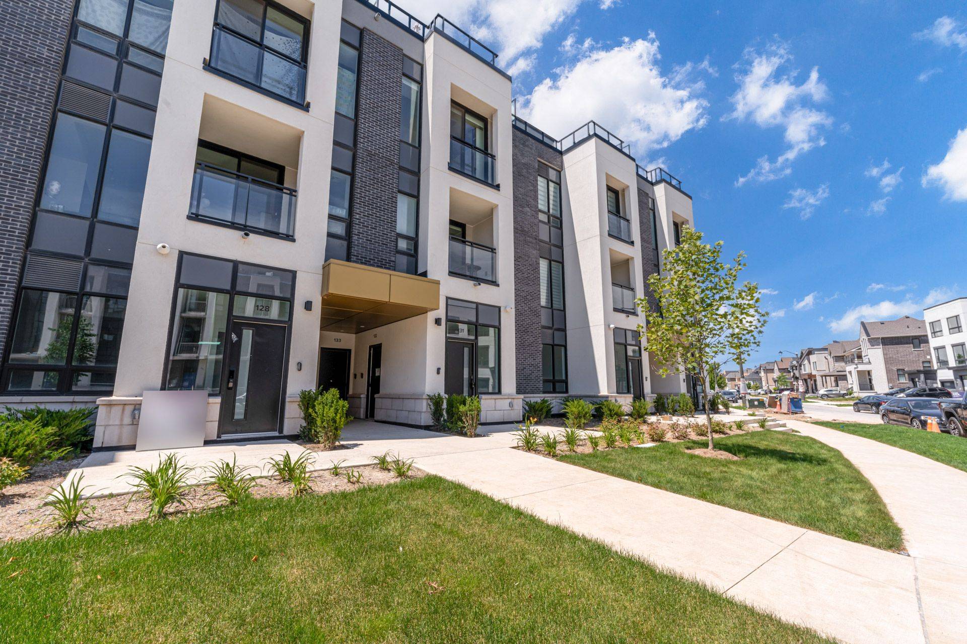 Oakville, ON L6M 4M2,3020 Trailside DR #131