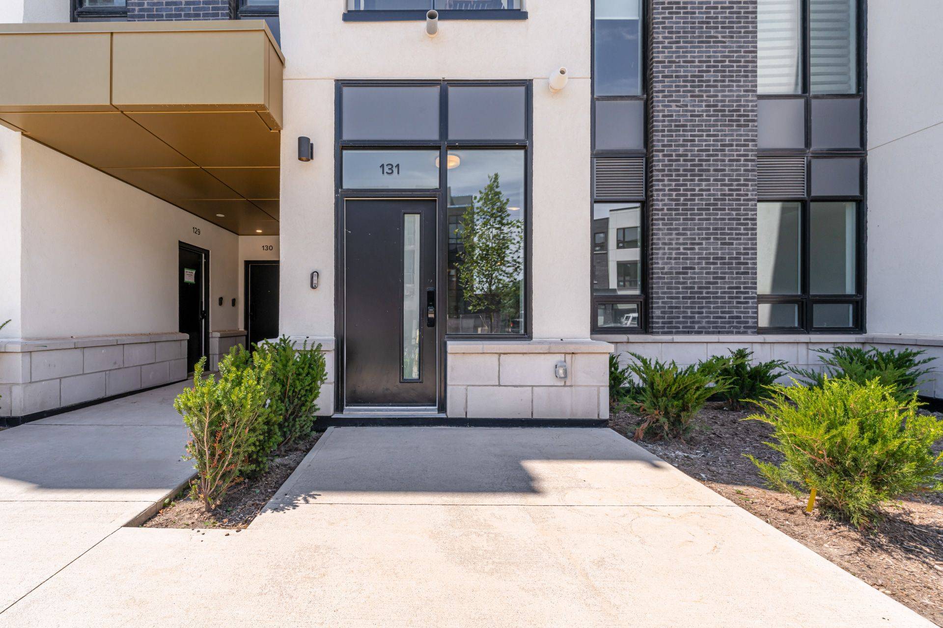 Oakville, ON L6M 4M2,3020 Trailside DR #131