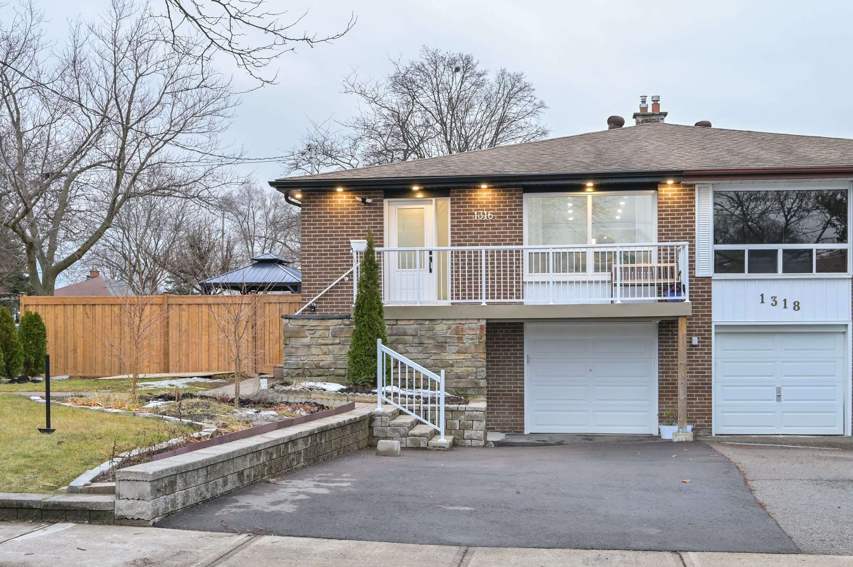 Mississauga, ON L5C 1N7,1316 Erinmore DR