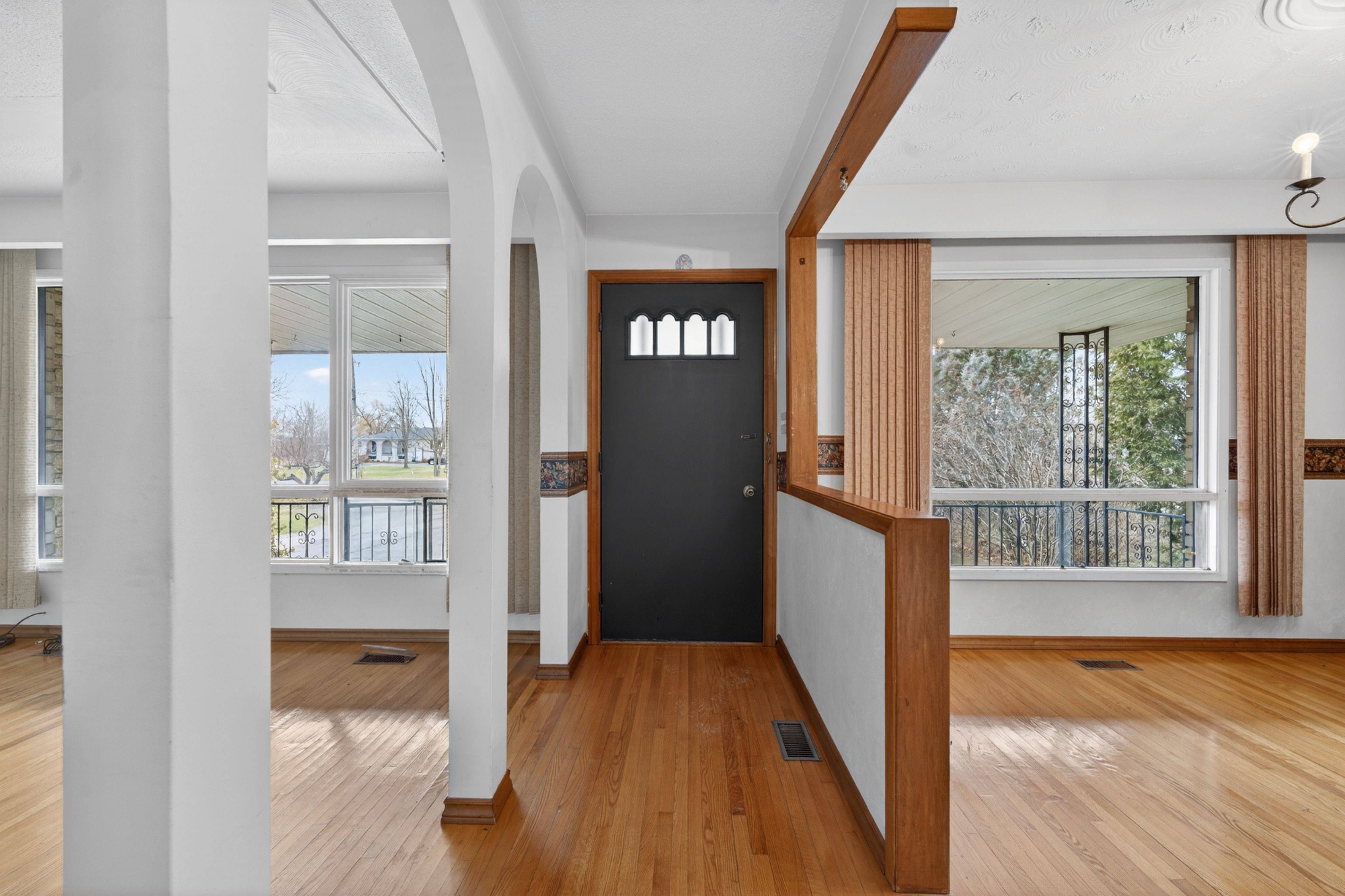 Grimsby, ON L0R 1M0,240 Mud ST W