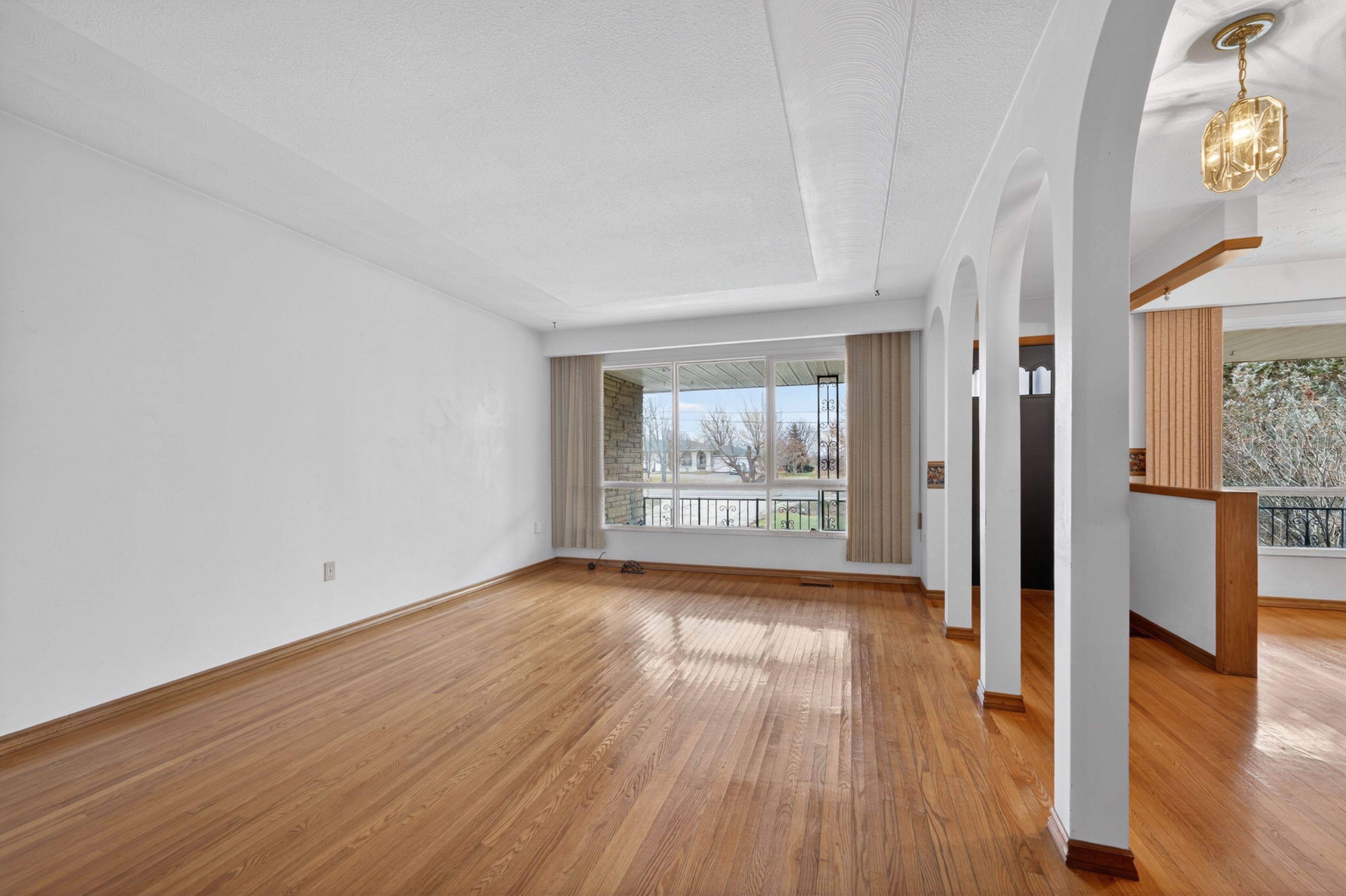 Grimsby, ON L0R 1M0,240 Mud ST W