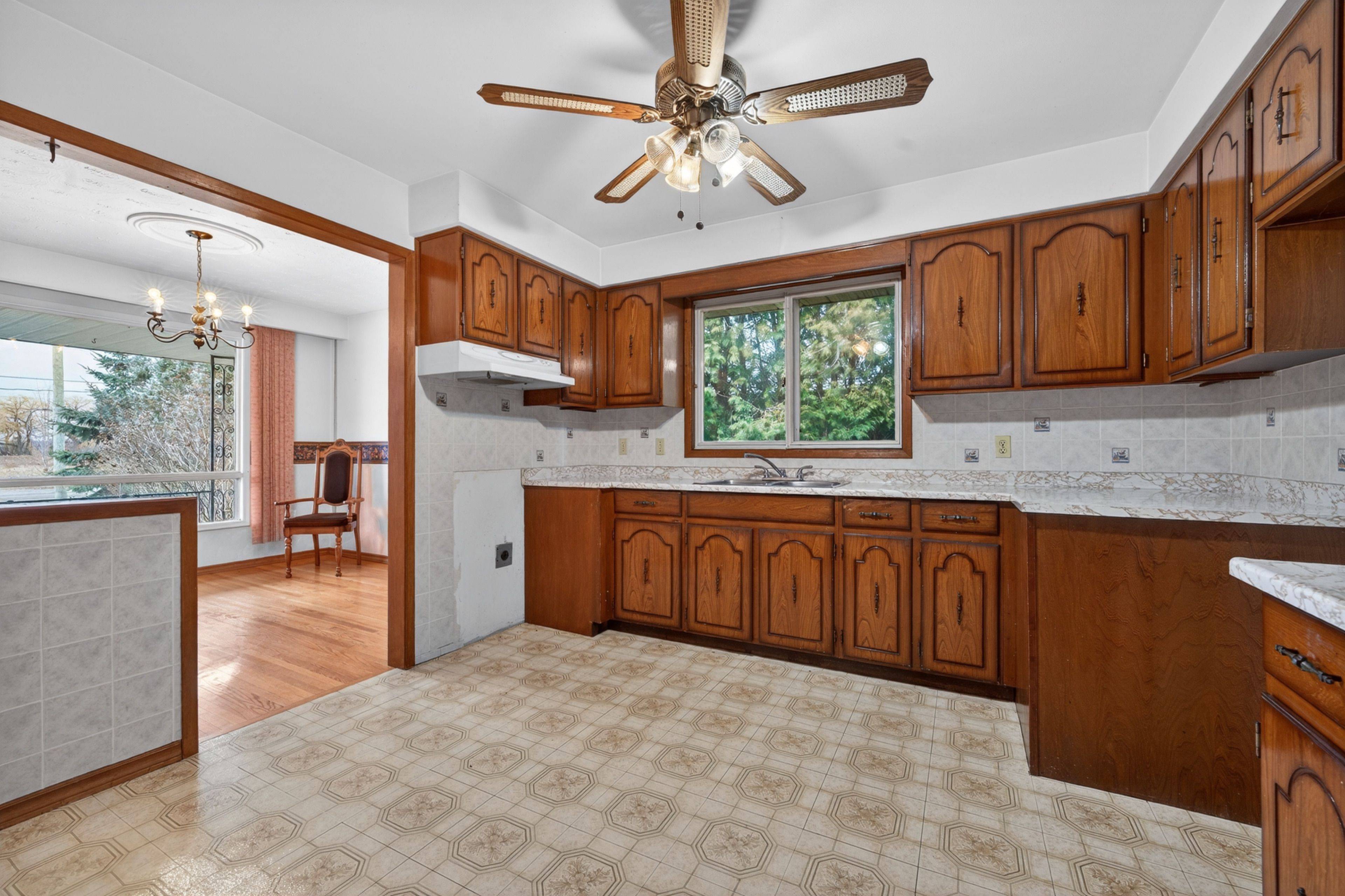 Grimsby, ON L0R 1M0,240 Mud ST W