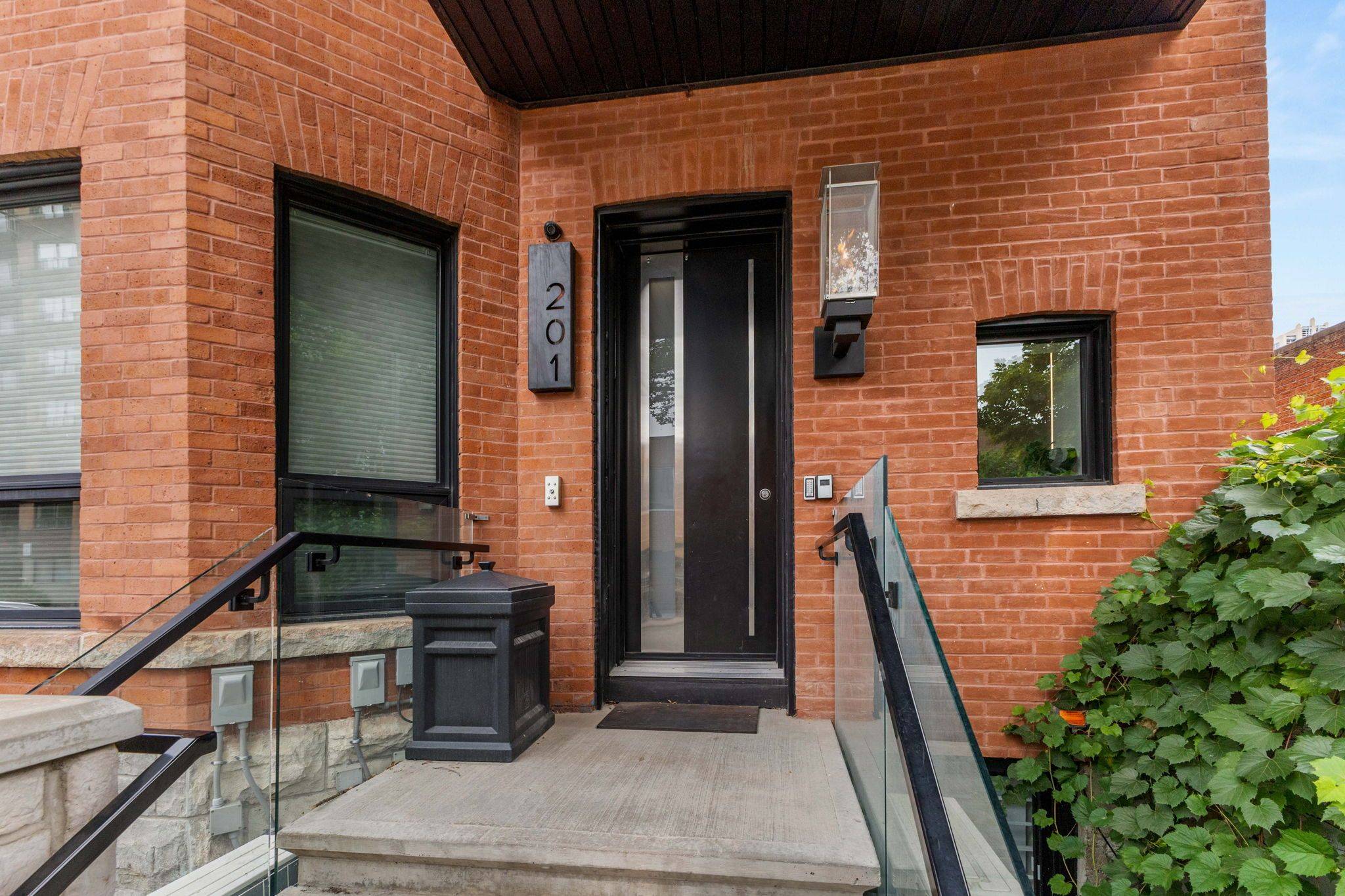 Ottawa Centre, ON K2P 0L4,201 Maclaren ST #2