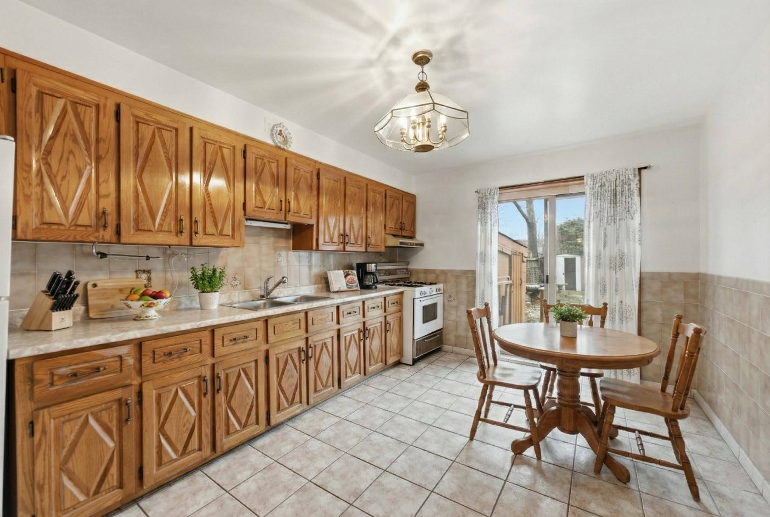 Hamilton, ON L8L 2R2,241 Robert ST