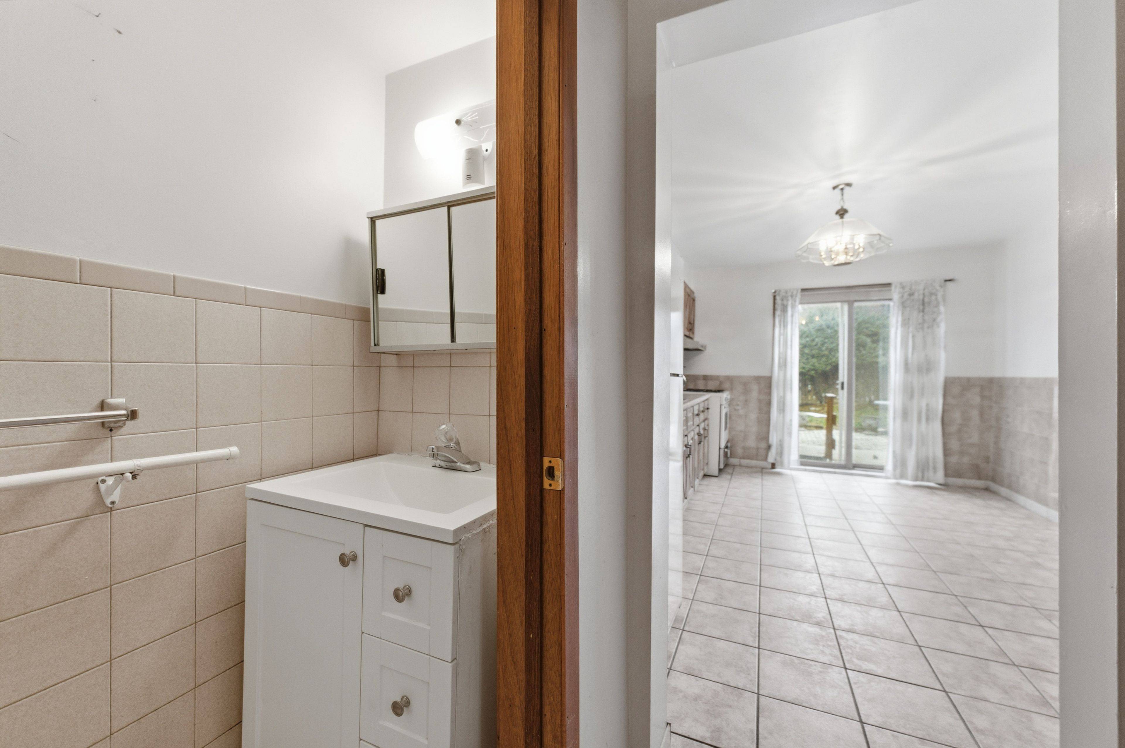 Hamilton, ON L8L 2R2,241 Robert ST