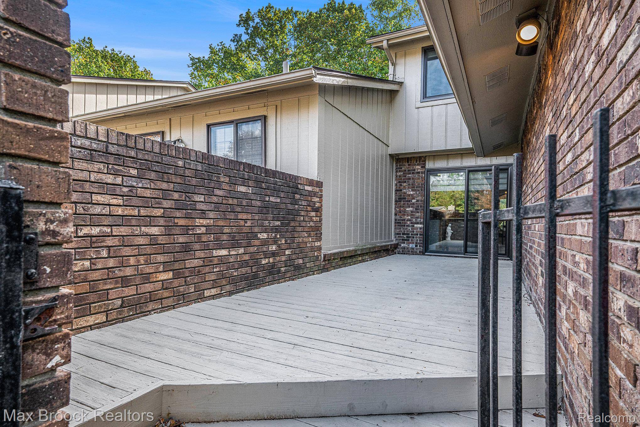 West Bloomfield, MI 48323,4371 Foxpointe DR