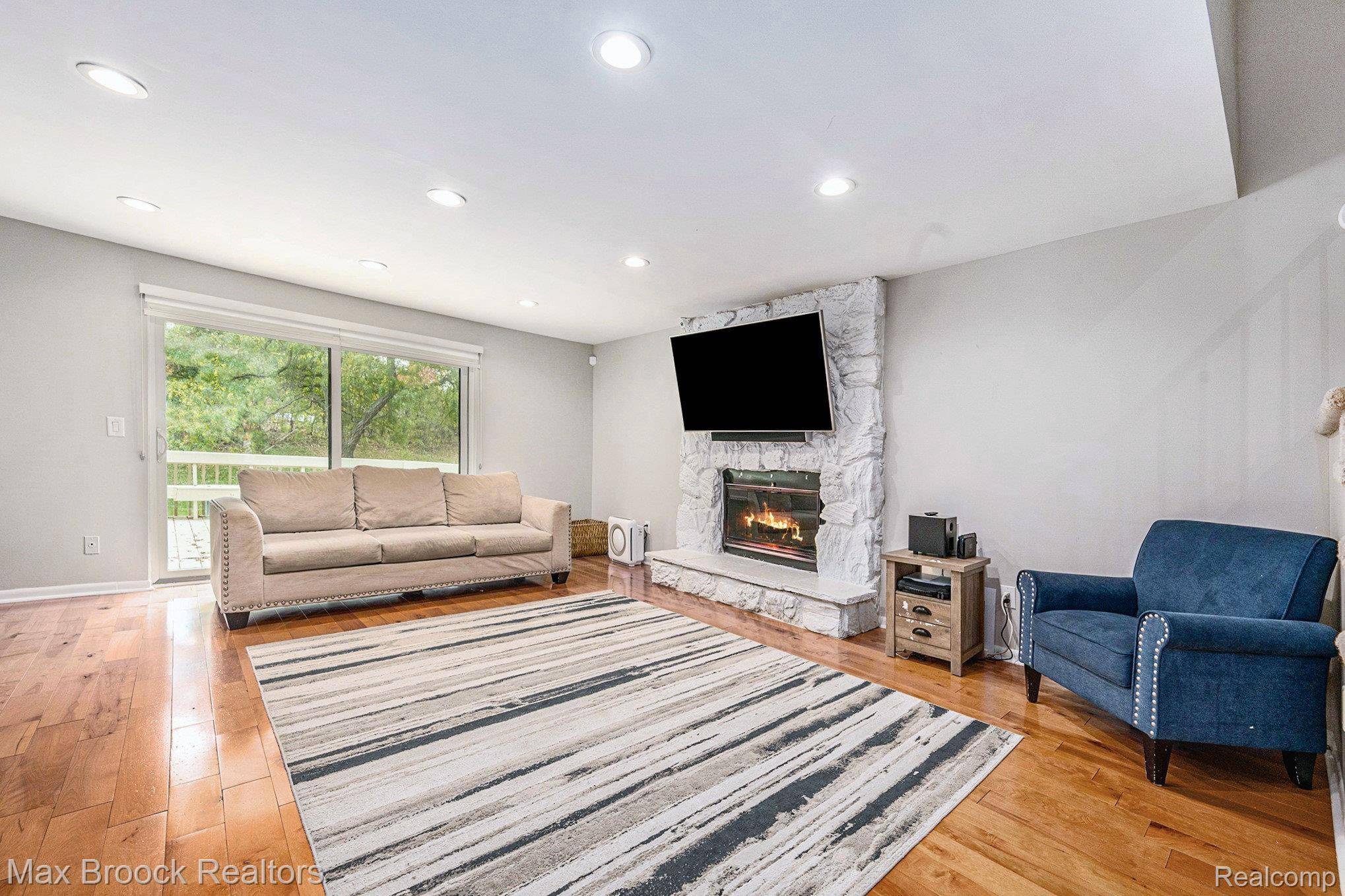 West Bloomfield, MI 48323,4371 Foxpointe DR