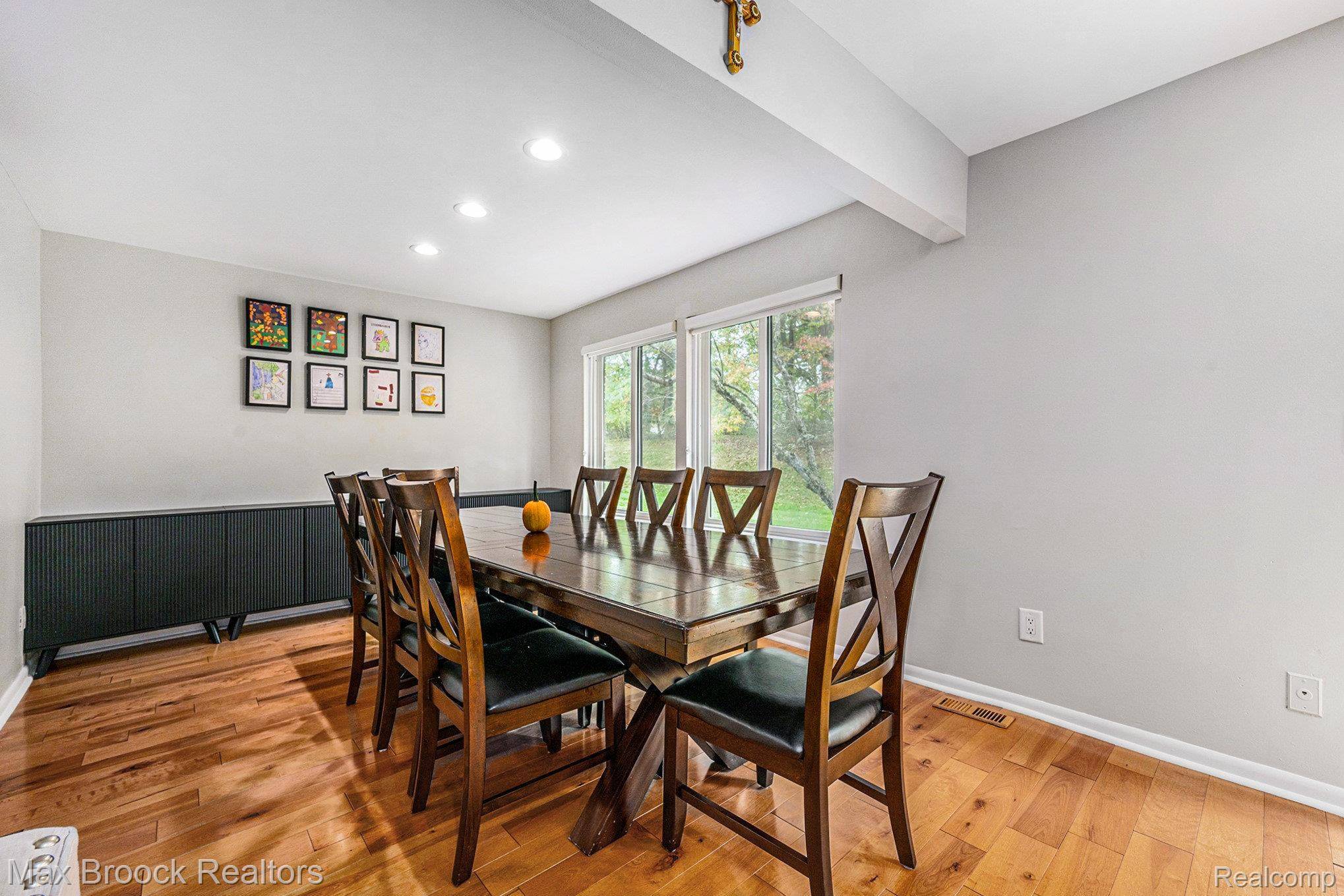 West Bloomfield, MI 48323,4371 Foxpointe DR