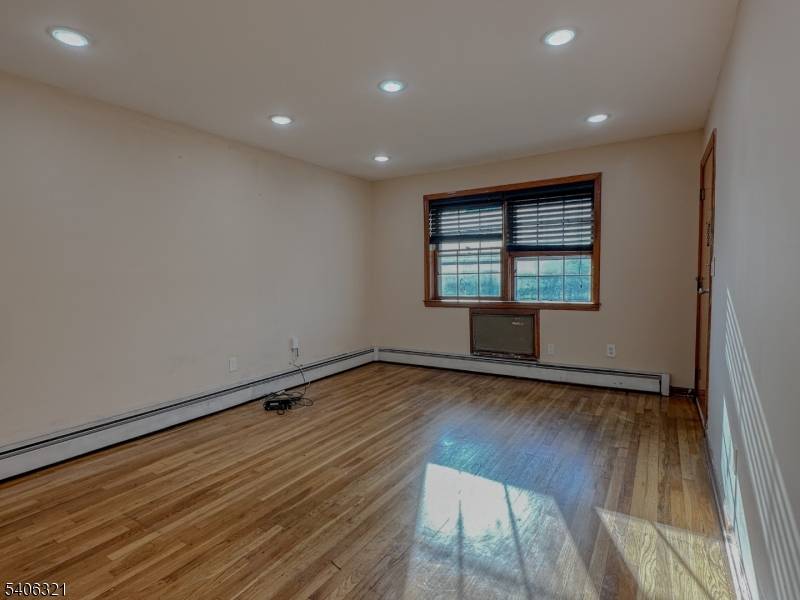 Elizabeth City, NJ 07202,325-327 John St Apt 5 #4