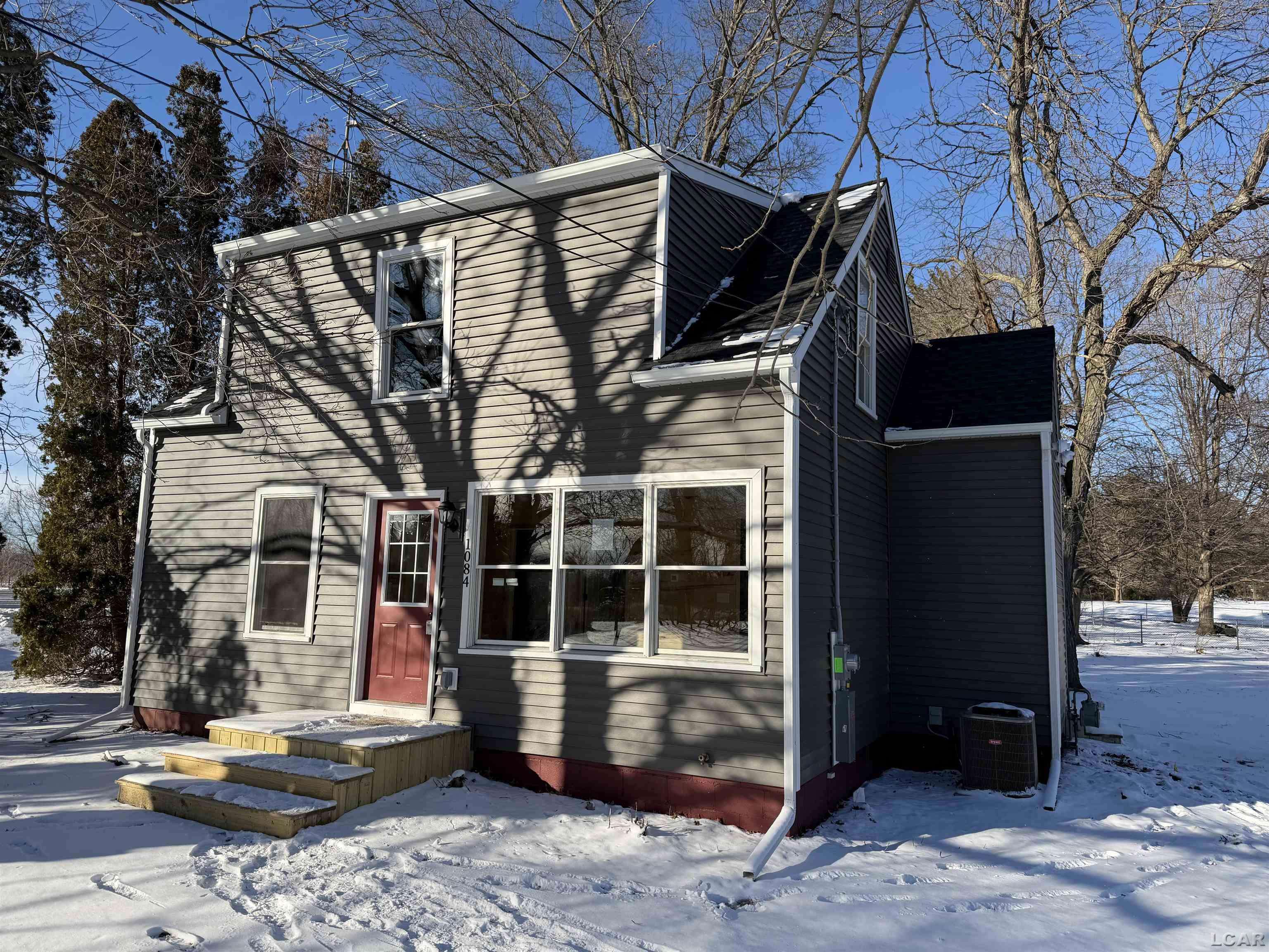 Adrian, MI 49221,1084 Loren RD