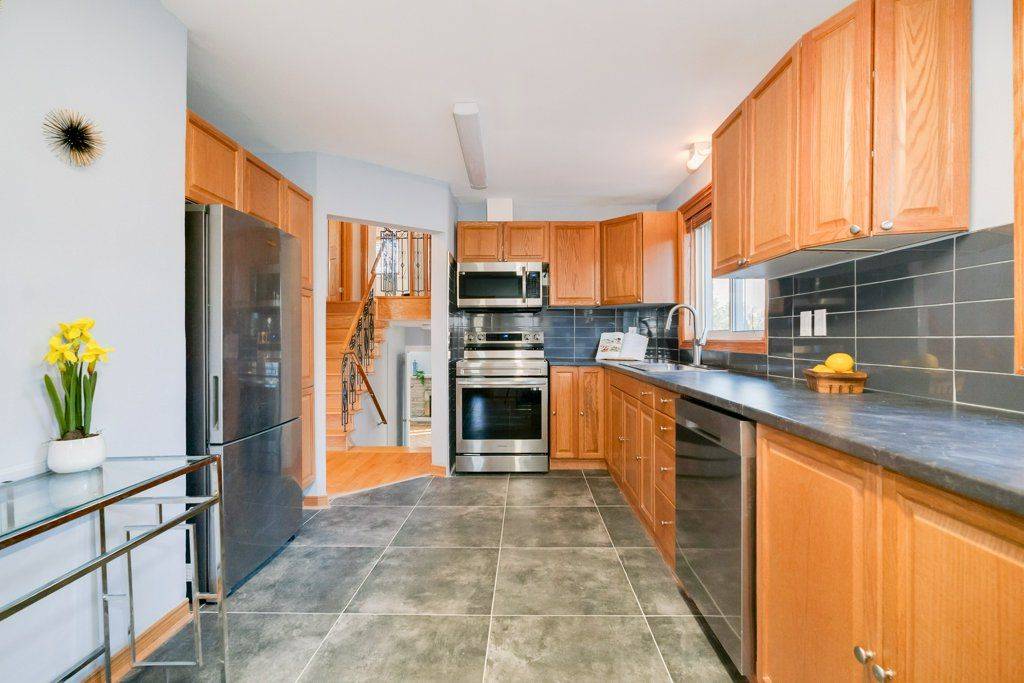 Toronto C15, ON M2J 2K1,15 Prattley DR